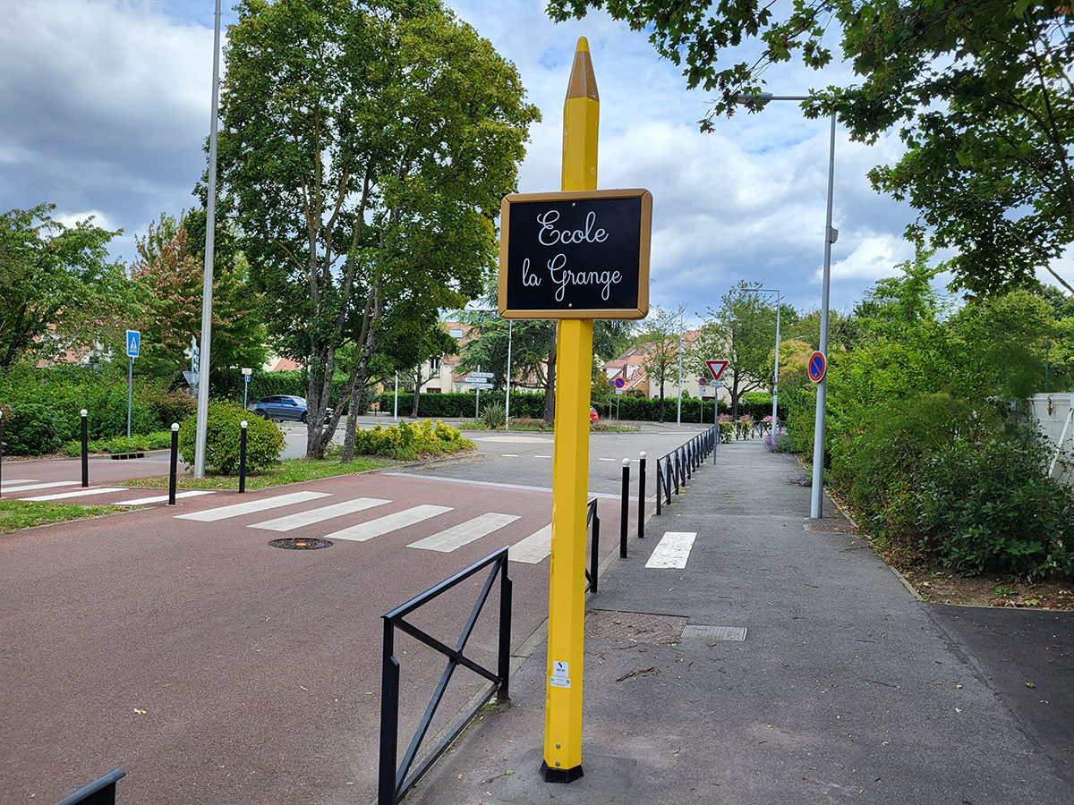 figurine geante école La Grange