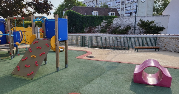 Inauguration de la cour r&eacute;nov&eacute;e de l'&eacute;cole maternelle M&eacute;dicis